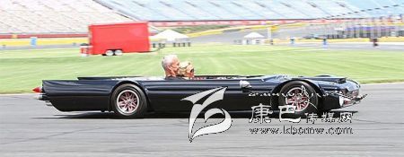 世界上最“扁”的汽車 躺著開！