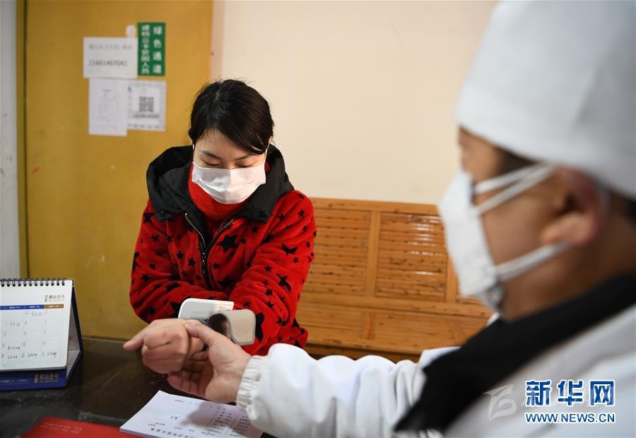 （抓好經(jīng)濟發(fā)展 應對復雜局面·圖文互動）（1）2500萬農(nóng)民工如何安全返崗？——農(nóng)民工大省四川復工觀察