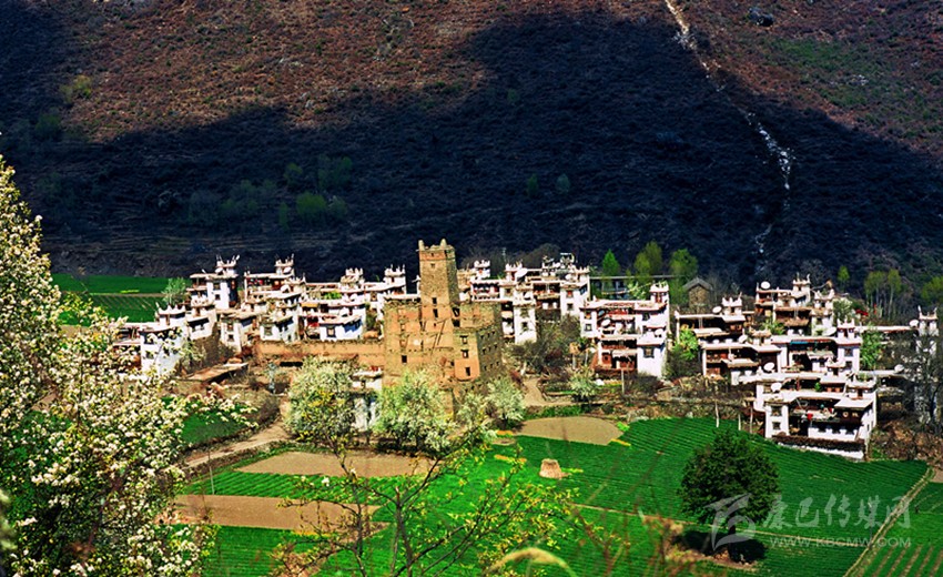 云端藏寨好風光