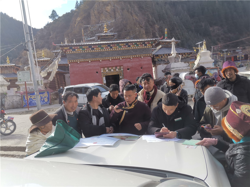 別樣的汽車銀行很接地氣，農(nóng)行德格縣支行開(kāi)展農(nóng)戶信息建檔，現(xiàn)場(chǎng)為百姓開(kāi)展金融服務(wù)。.jpg