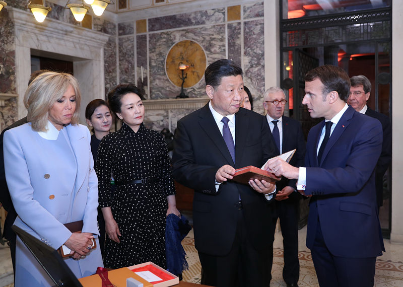 2019年3月24日，習(xí)近平在法國尼斯會見法國總統(tǒng)馬克龍。會見前，馬克龍向習(xí)近平贈送1688年法國出版的首部《論語導(dǎo)讀》法文版原著。