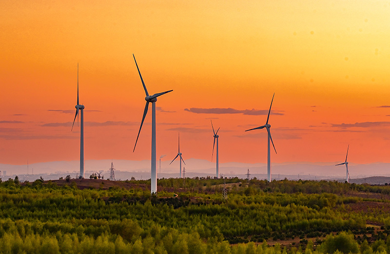 2023年5月23日清晨拍攝的內(nèi)蒙古興安盟烏蘭浩特市呼和馬場(chǎng)風(fēng)力光伏發(fā)電場(chǎng)內(nèi)的風(fēng)機(jī)。
