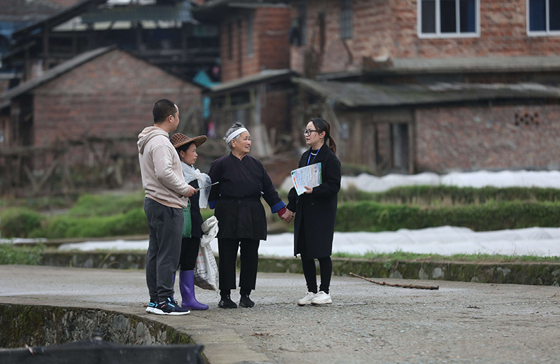 2022年3月24日，在廣西柳州市三江侗族自治縣良口鄉(xiāng)南寨村，紀(jì)檢監(jiān)察干部（右一、左一）在了解惠農(nóng)政策落實(shí)情況。