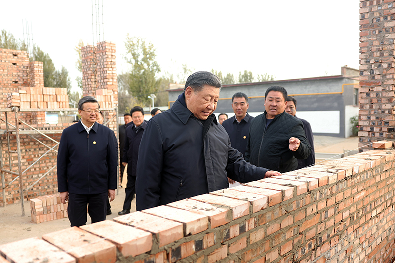 2023年11月10日，習(xí)近平總書記在河北保定涿州市刁窩鎮(zhèn)萬全莊村房屋重建施工現(xiàn)場考察。