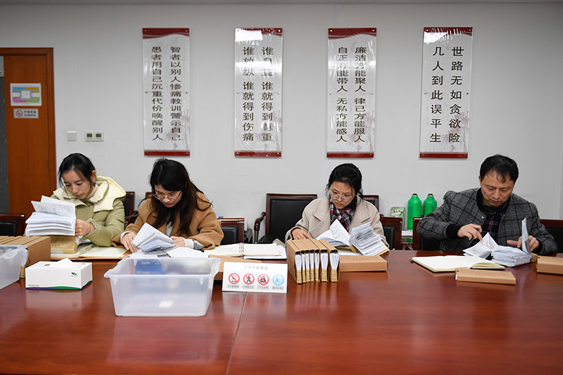 2020年1月8日，浙江寧波市北侖區(qū)紀(jì)委工作人員在檢查北侖區(qū)大數(shù)據(jù)發(fā)展管理中心2019年的公款消費(fèi)票據(jù)，查找是否存在違規(guī)問題。