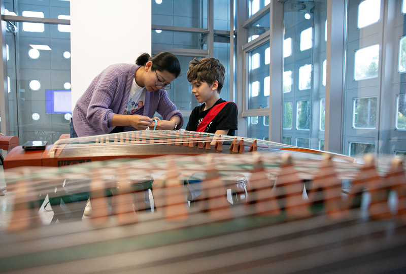 4月29日，在塞爾維亞貝爾格萊德中國(guó)文化中心，古箏指導(dǎo)老師王宣（左）在教學(xué)。新華社記者 李京 攝