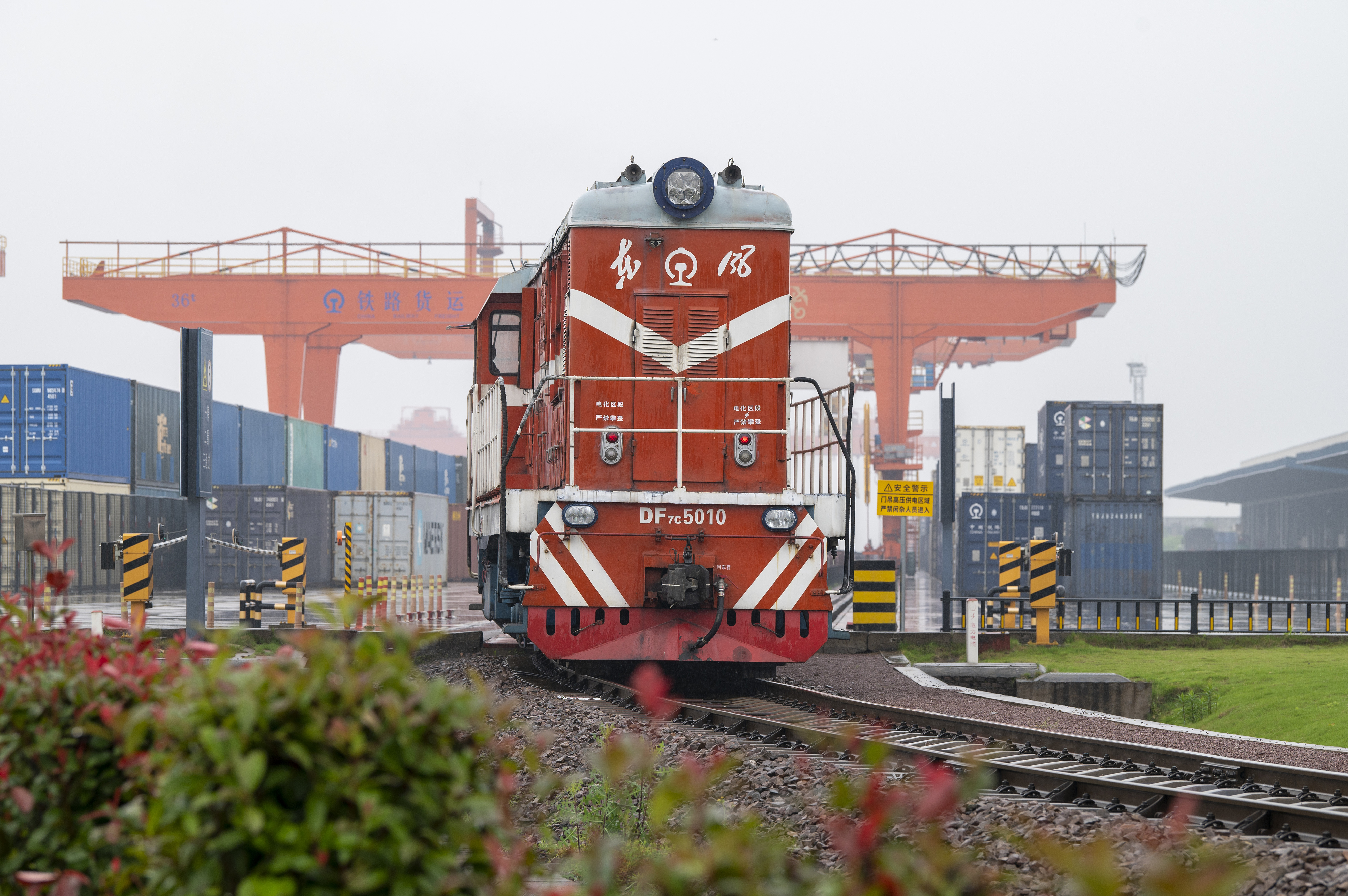 2024年5月5日，“五一”假期最后一天。在浙江省金華市金東區(qū)鐵路金華南站，一列滿載110標(biāo)箱的中歐班列緩緩啟程駛往匈牙利。