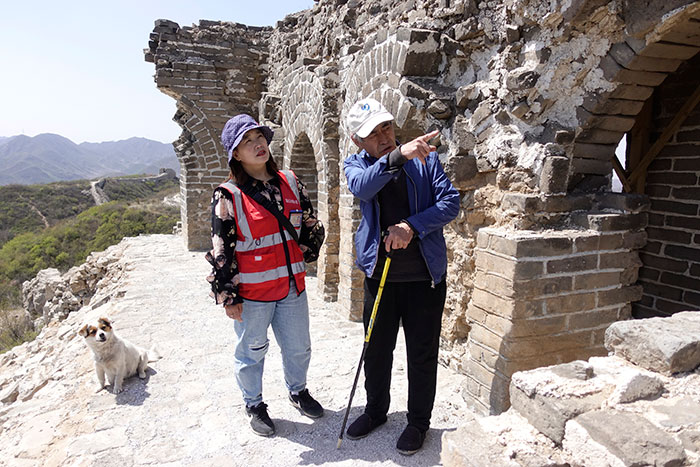 在明長城遺址上，梅景田給外甥女劉紅巖講述長城故事。