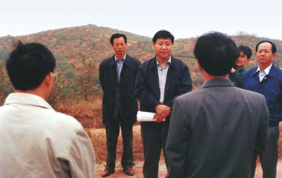 1999年11月，習(xí)近平在龍巖市長汀縣河田水土流失治理區(qū)調(diào)研。圖源：《習(xí)近平在福建（下）》