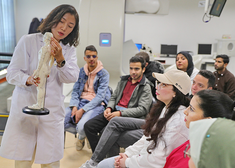 2023年4月19日，河北省秦皇島市中醫(yī)醫(yī)院醫(yī)務工作者為燕山大學外國留學生講解中醫(yī)經(jīng)絡知識。