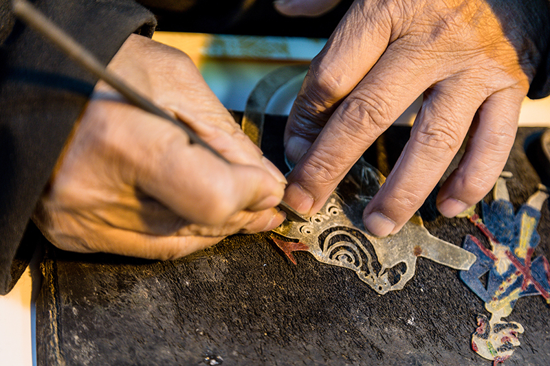 皮影非遺傳承人正在制作皮影。