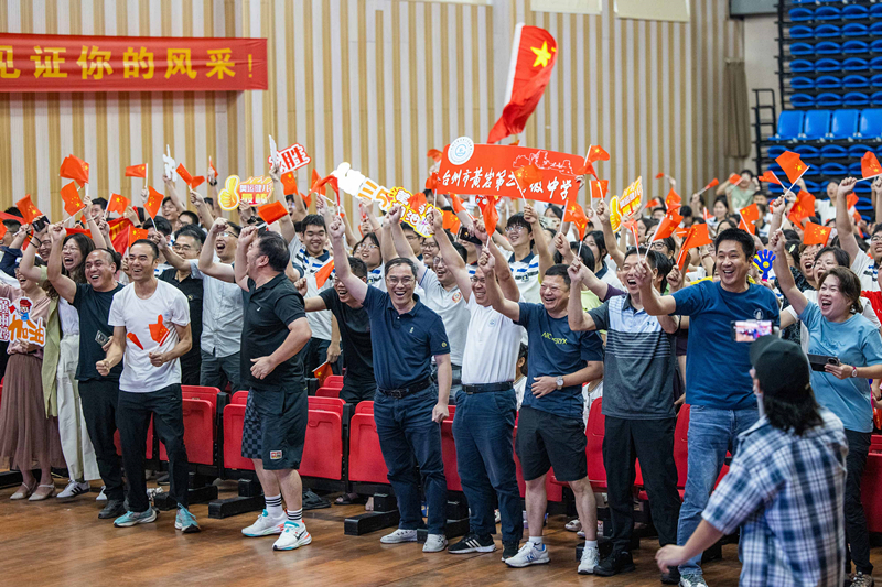 北京時間7月27日，2024年巴黎奧運會首個比賽日，在射擊10米氣步槍混合團體比賽中，中國選手黃雨婷/盛李豪獲得金牌。圖為黃雨婷的母校師生們通過收看奧運直播的方式為她加油助威。