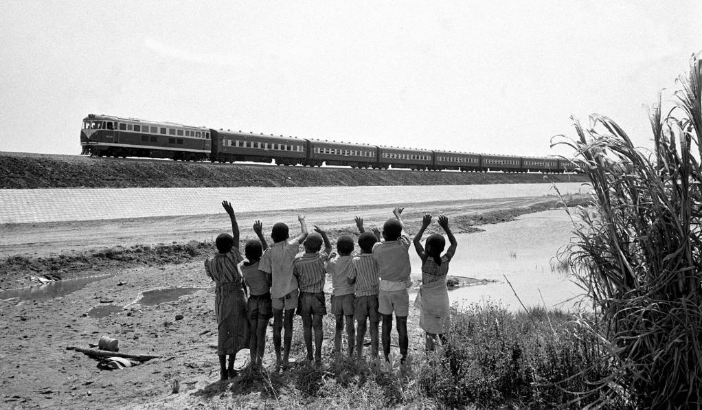 贊比亞魯西瓦西湖畔的少年兒童歡迎坦贊鐵路的列車通到他們的家鄉(xiāng)（1976年攝）。